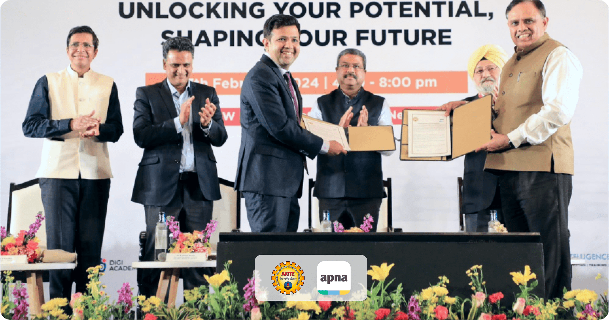 apna CEO Nirmit Parikh signing an MoU with the AICTE Chairman